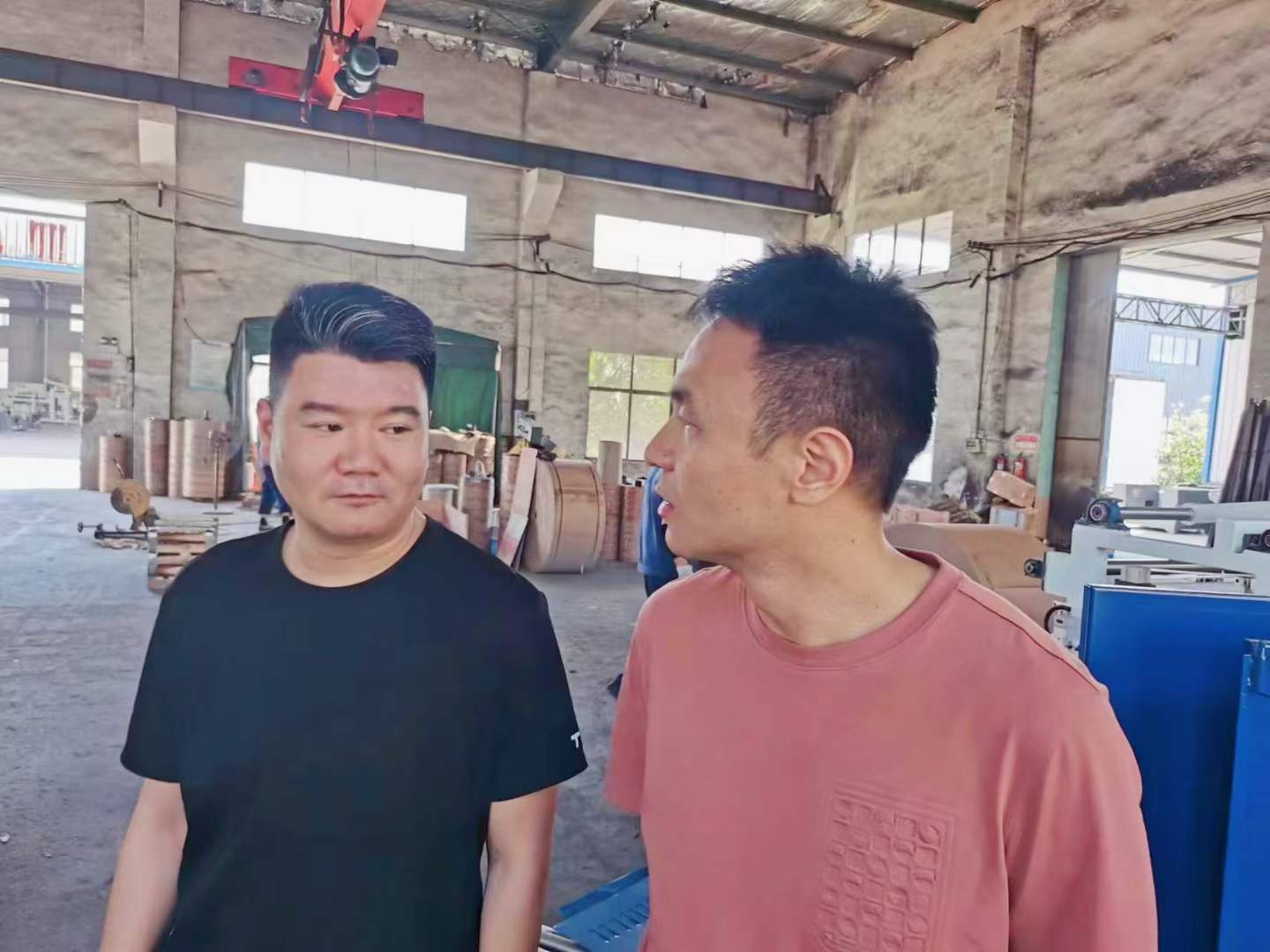熱烈歡迎西工大趙盼博士后、教授帶領(lǐng)科研團(tuán)隊(duì)到上高縣雙新紙桶設(shè)備有限公司考察，雙方就全自動(dòng)鐵箍紙桶設(shè)備流水線(xiàn)的研發(fā)達(dá)成了初步的意向。